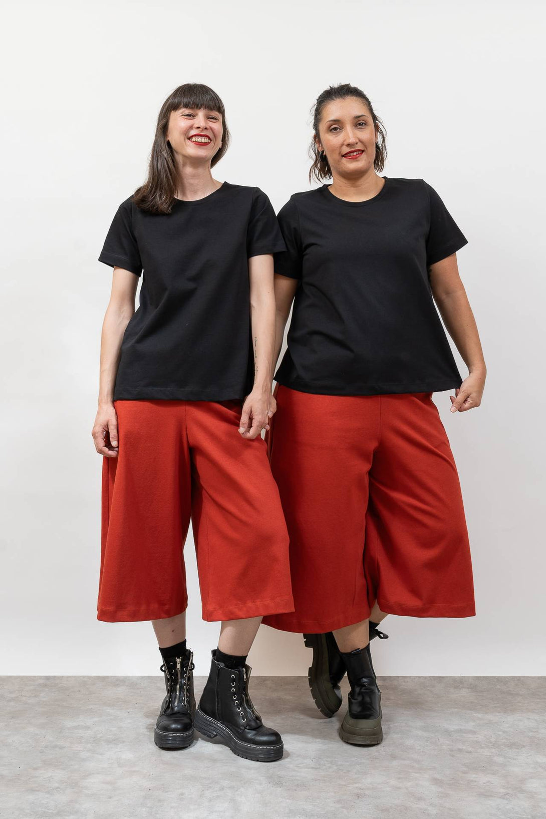 Camiseta básica evasé negro-Elisa Muresan