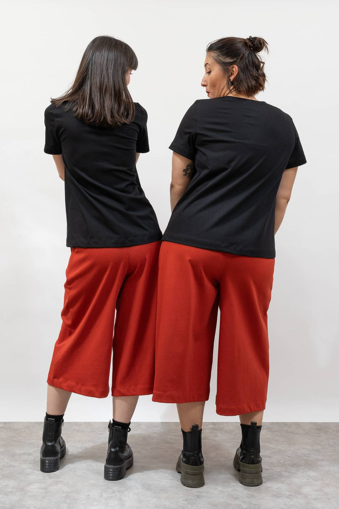Camiseta básica evasé negro-Elisa Muresan