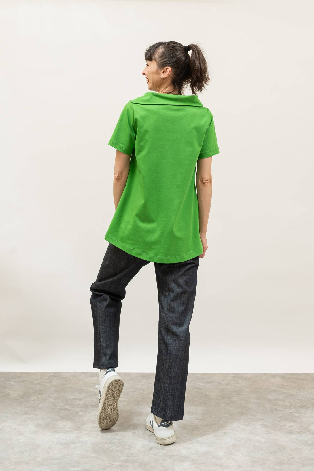 Camiseta cuello abierto evasé verde-Elisa Muresan