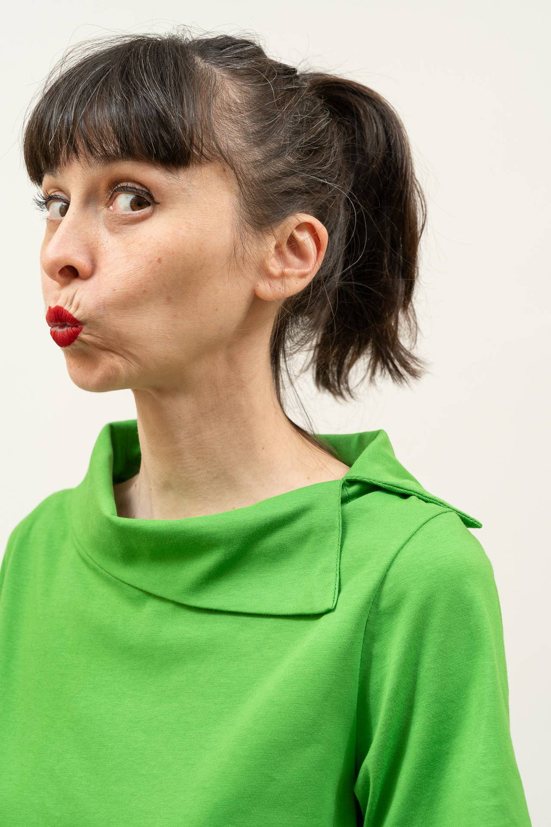 Camiseta cuello abierto evasé verde-Elisa Muresan