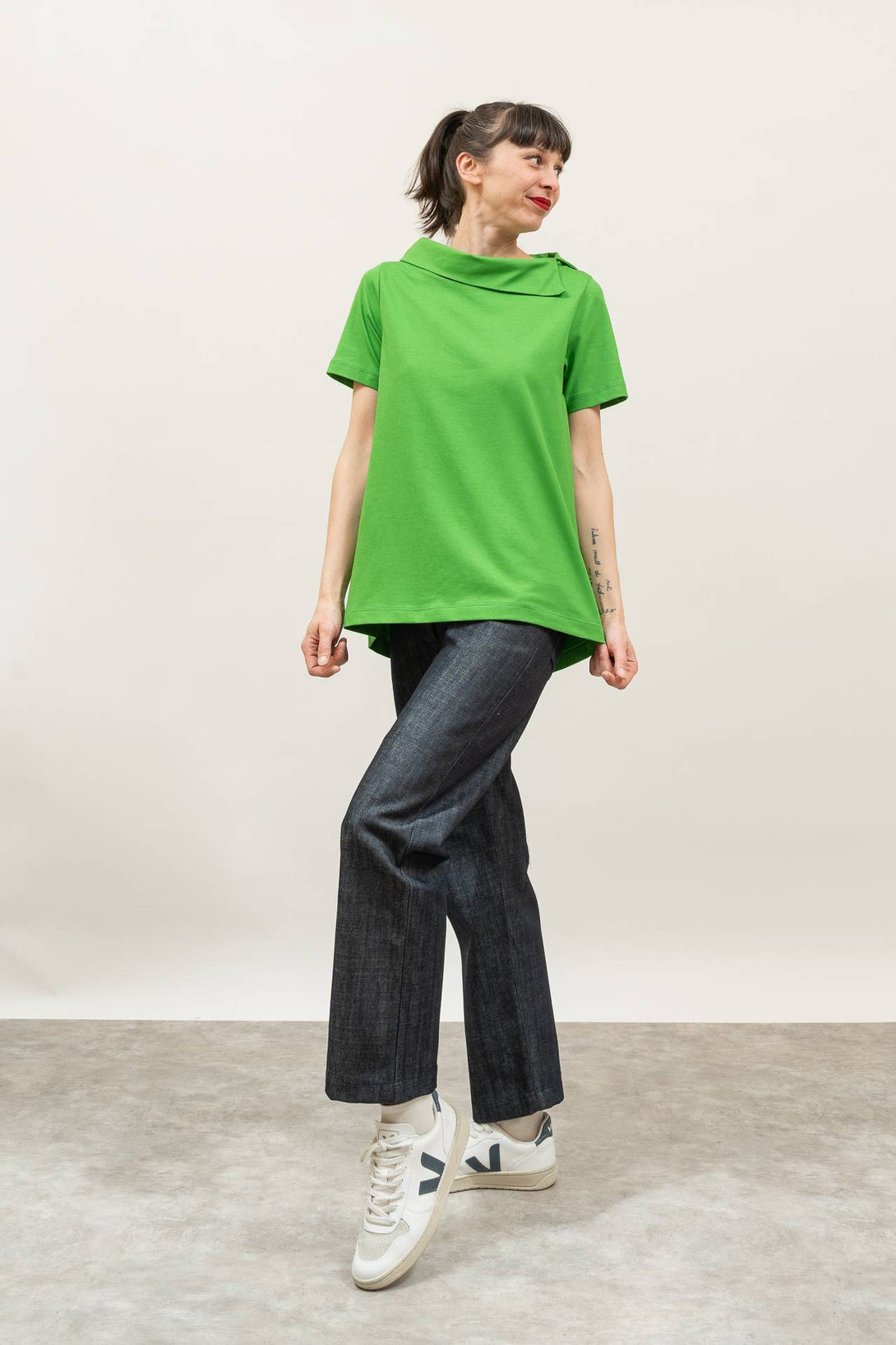 Camiseta cuello abierto evasé verde-Elisa Muresan