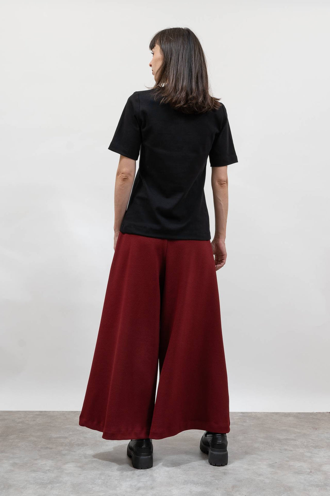 Camiseta manga cuello tira negro-Elisa Muresan