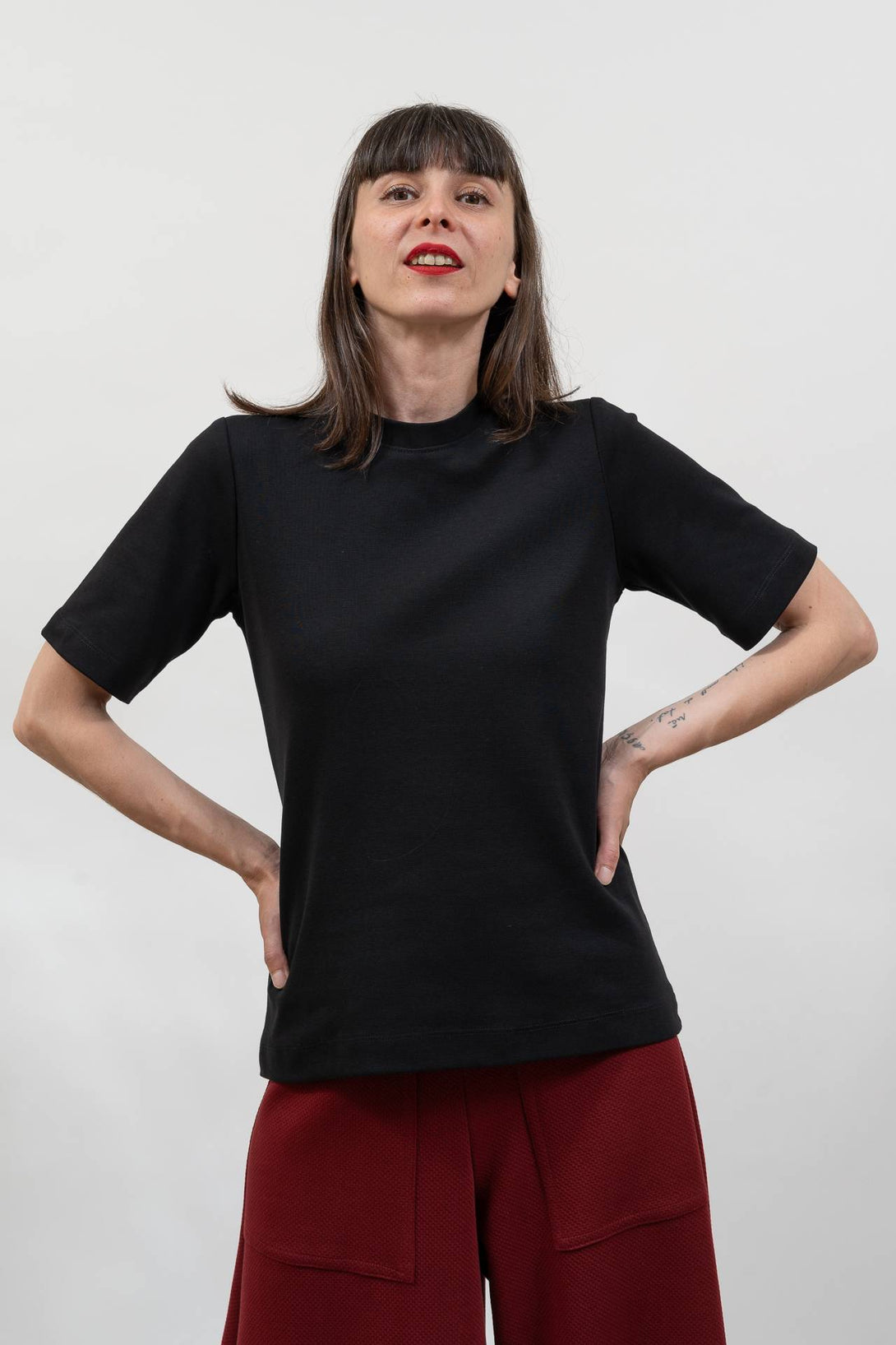 Camiseta manga cuello tira negro-Elisa Muresan