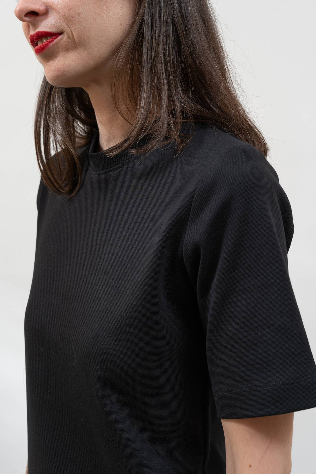 Camiseta manga cuello tira negro-Elisa Muresan
