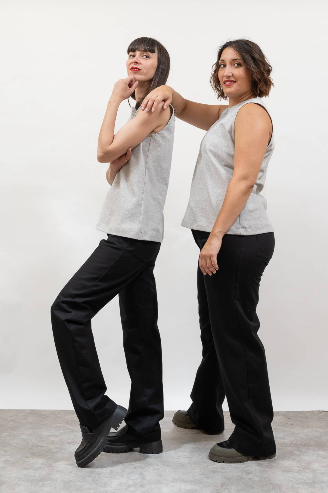 Camiseta tirante cuello tira gris-Elisa Muresan