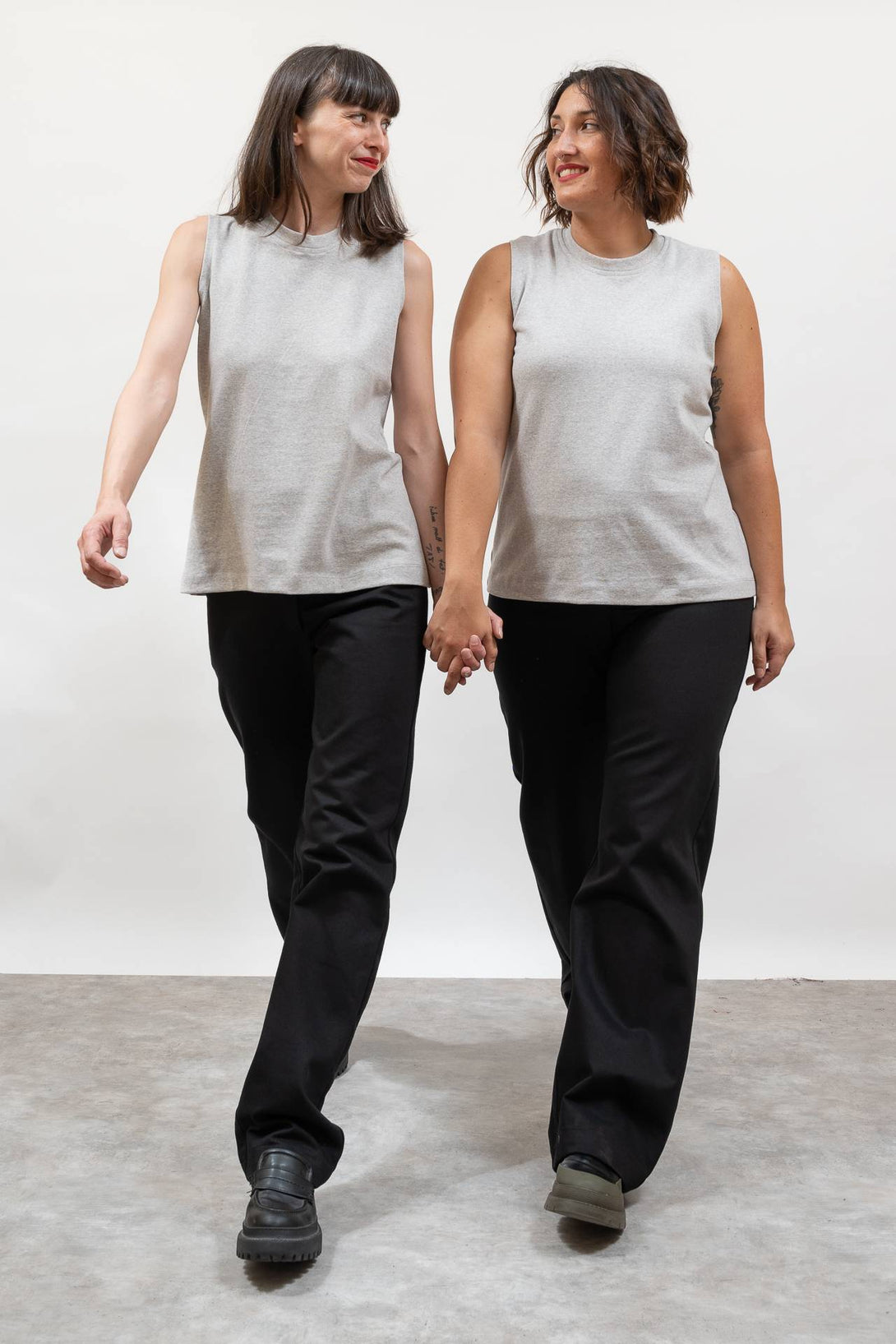 Camiseta tirante cuello tira gris-Elisa Muresan