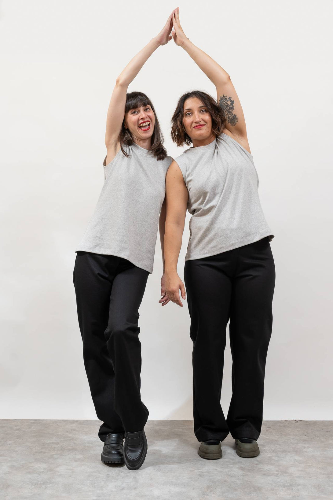 Camiseta tirante cuello tira gris-Elisa Muresan