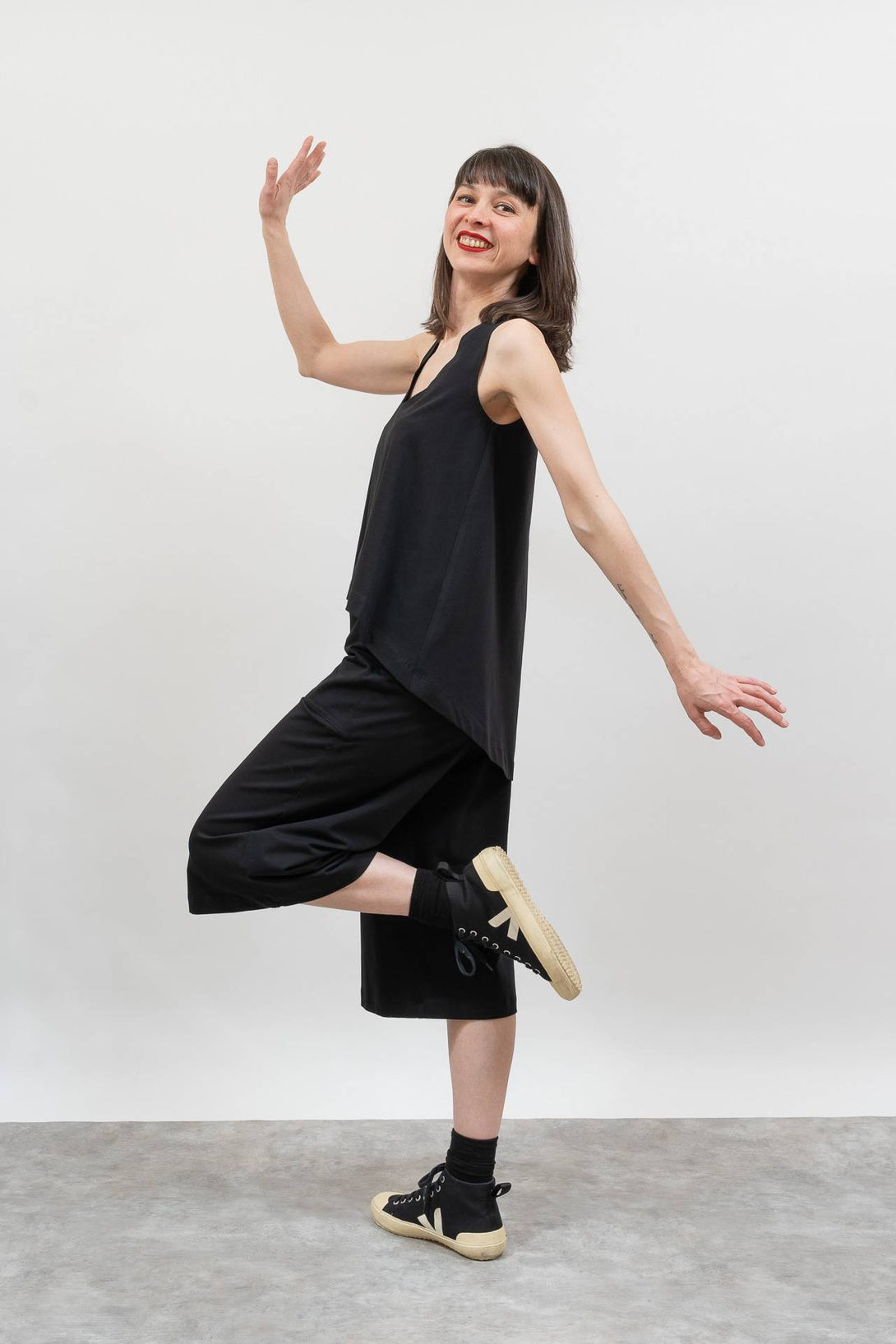 Camiseta tirante escote redondo negro-Elisa Muresan