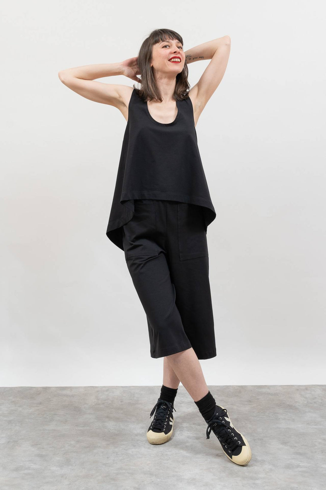 Camiseta tirante escote redondo negro-Elisa Muresan