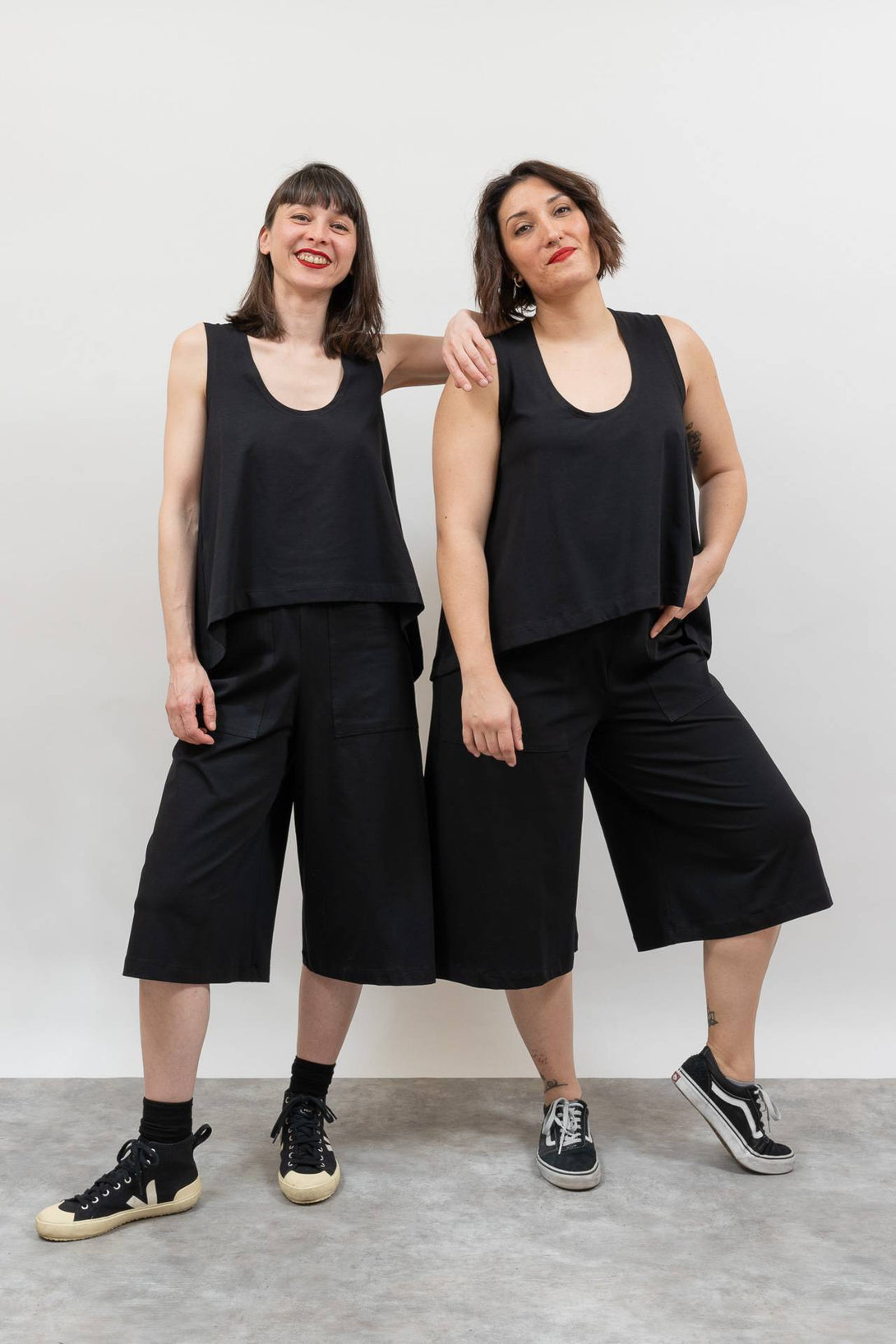 Camiseta tirante escote redondo negro-Elisa Muresan