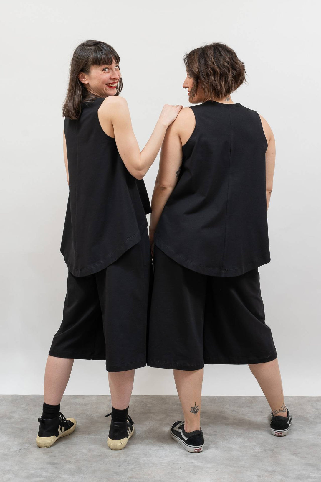 Camiseta tirante escote redondo negro-Elisa Muresan