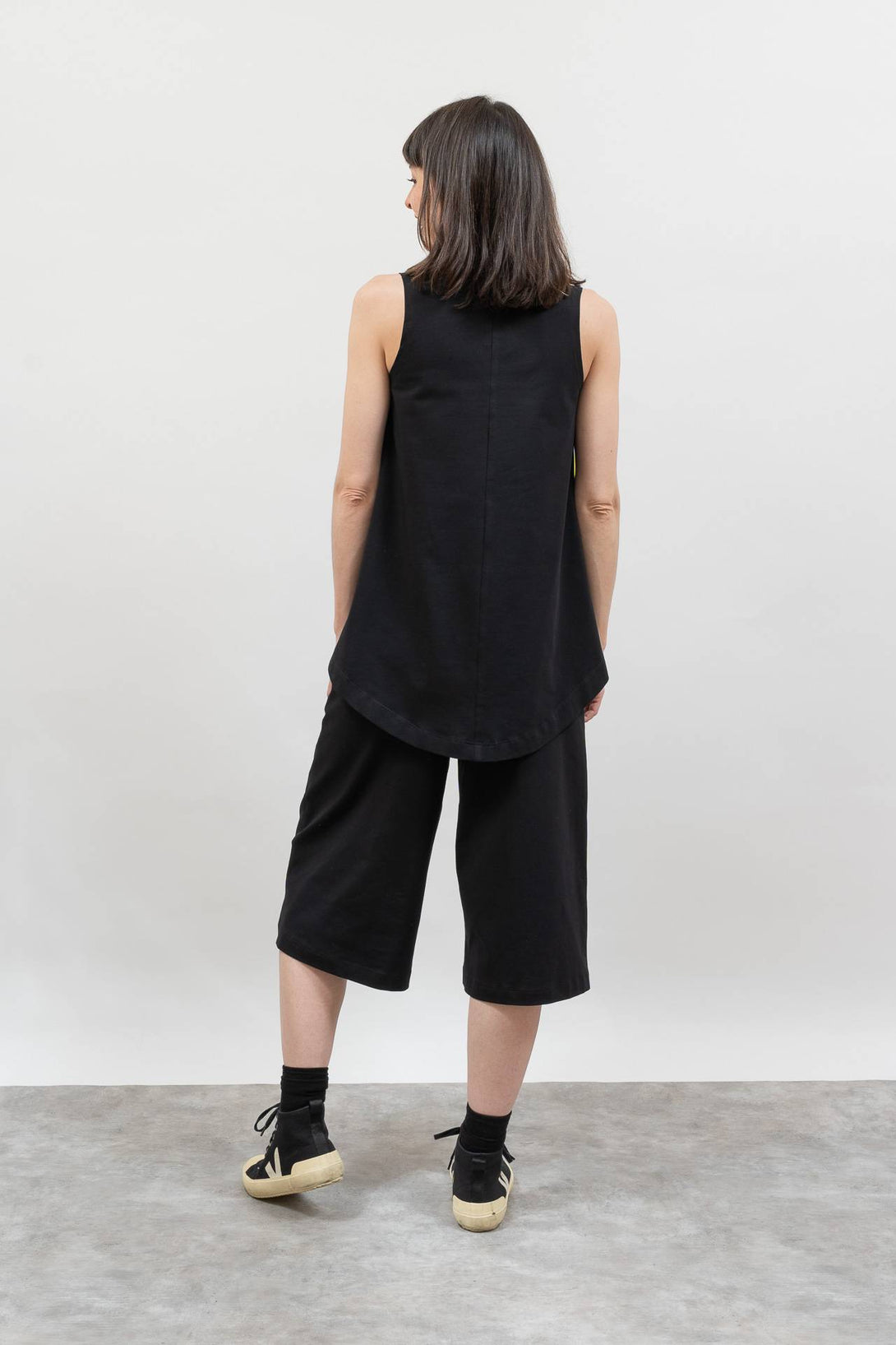 Camiseta tirante escote redondo negro-Elisa Muresan