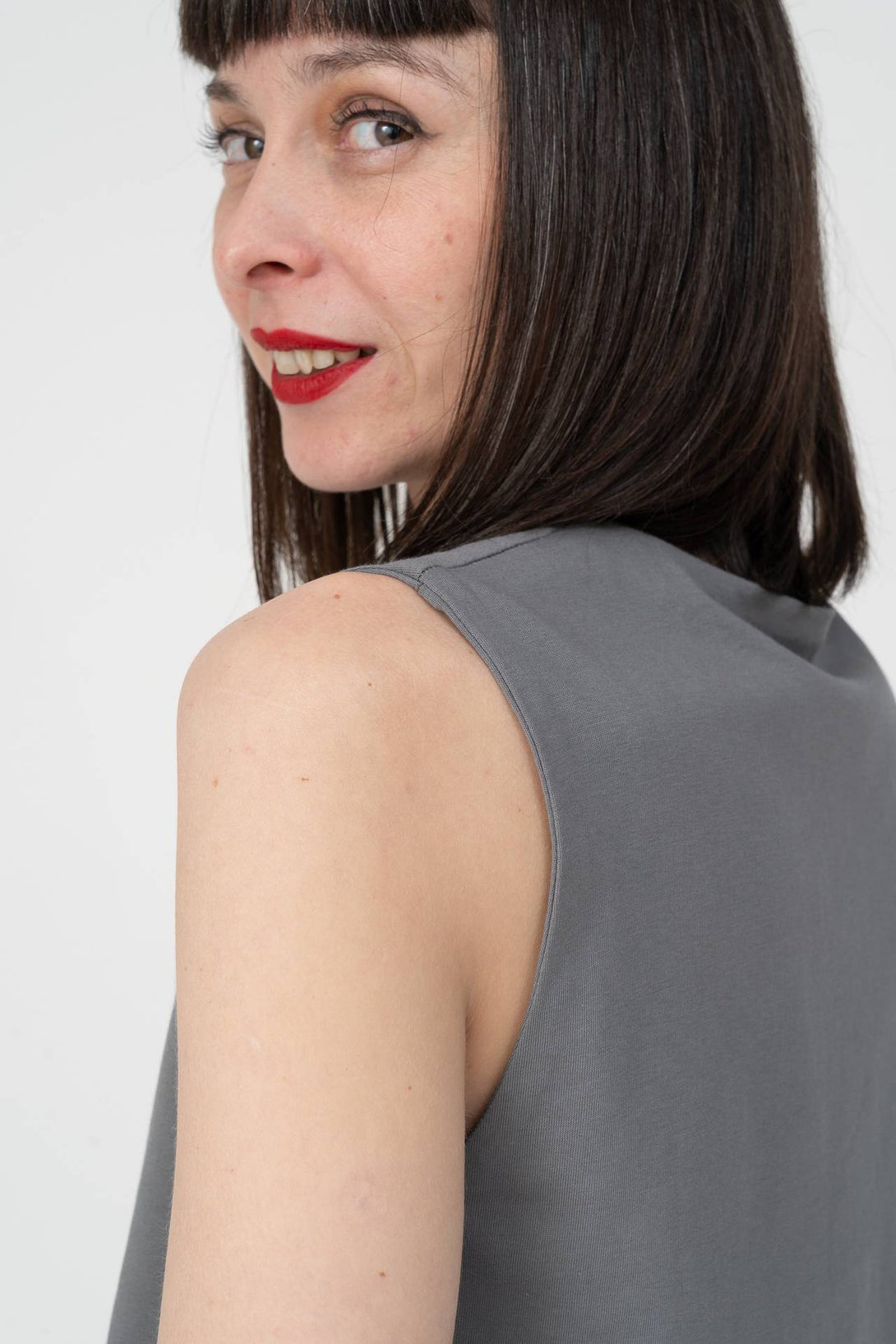 Chaleco over gris-Elisa Muresan