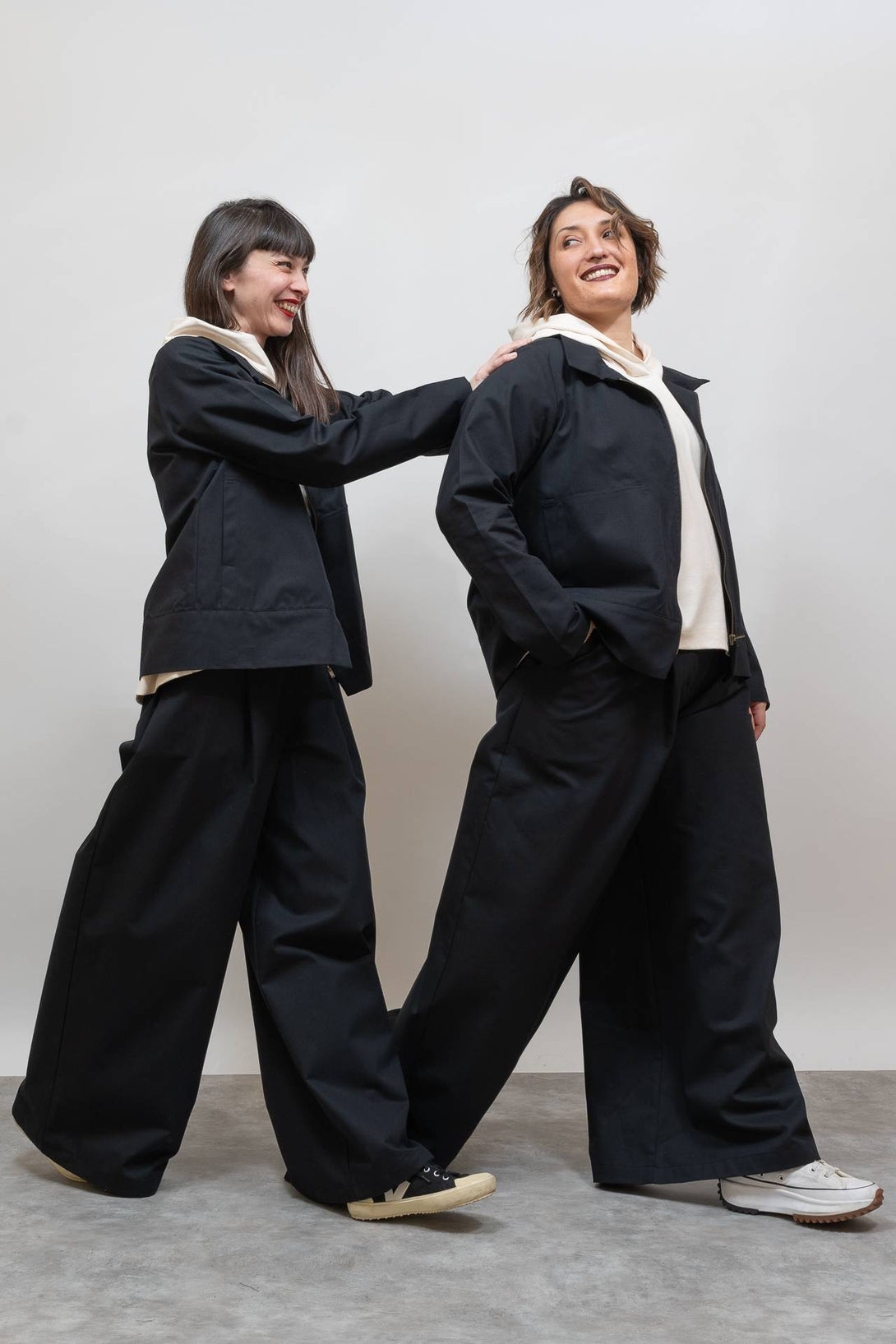 Chaqueta canguro negro-Elisa Muresan