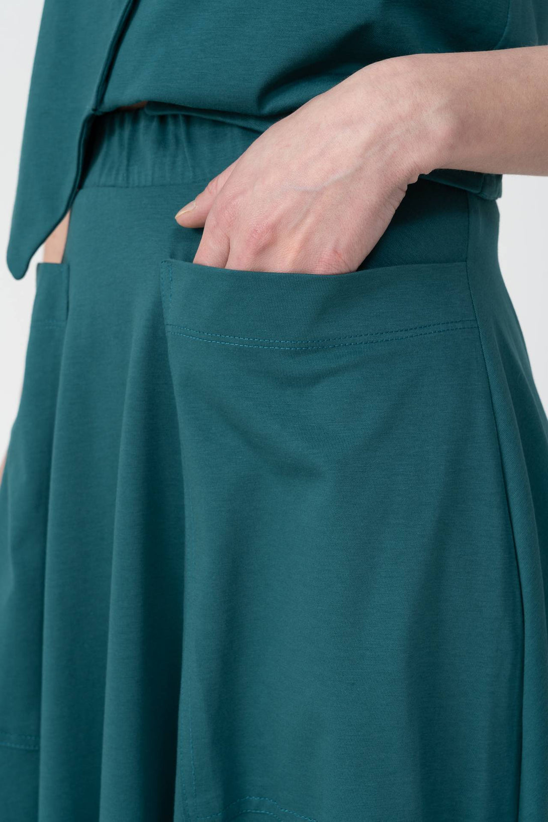 Falda de capa esmeralda-Elisa Muresan