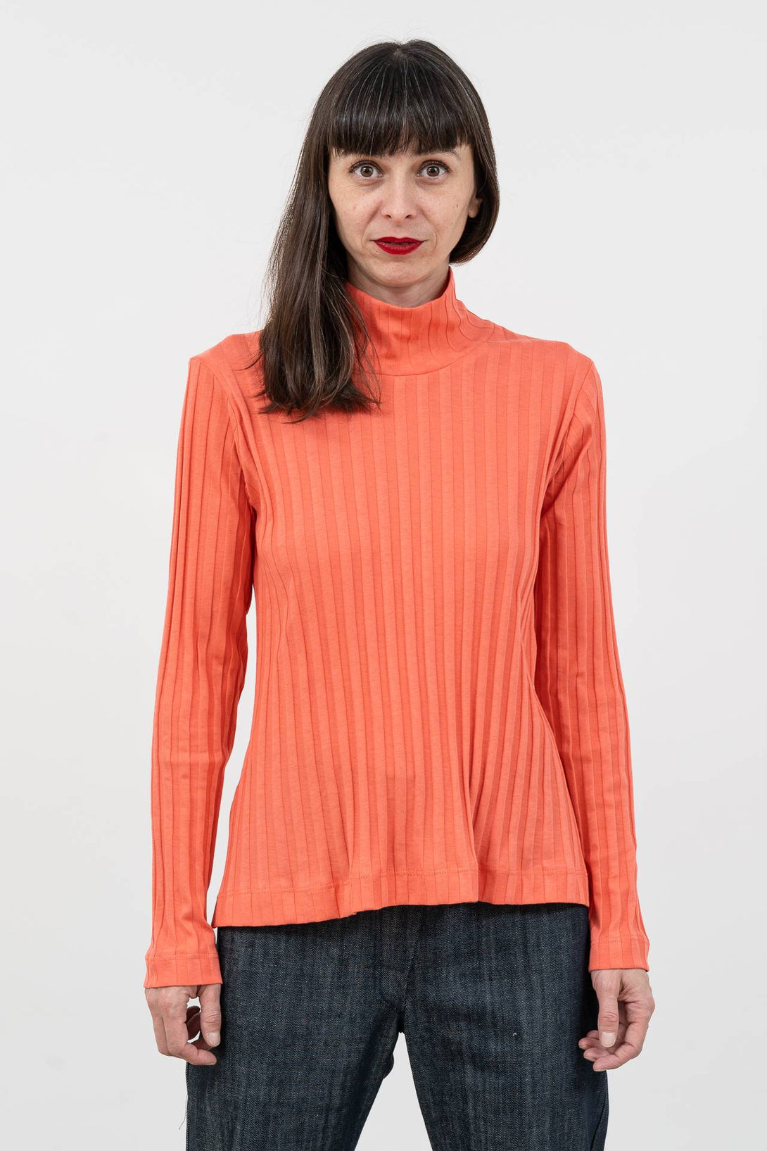 Jersey canalé cuello alto coral-Elisa Muresan