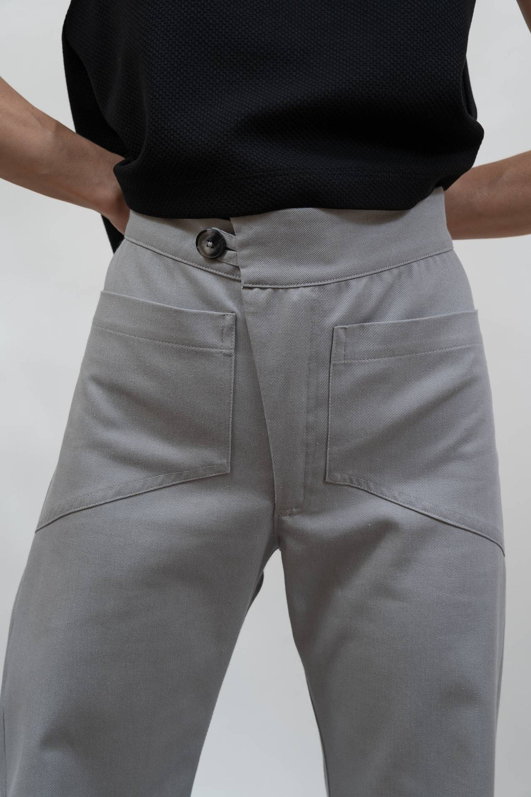 Pantalón bolsillo diagonal gris-Elisa Muresan