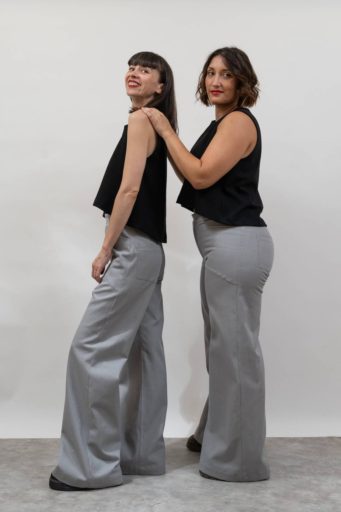 Pantalón bolsillo diagonal gris-Elisa Muresan