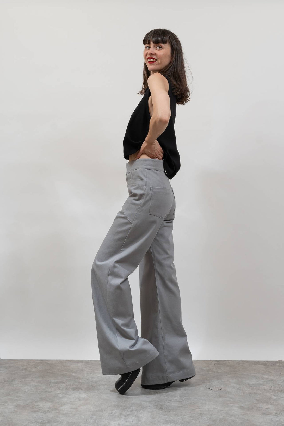 Pantalón bolsillo diagonal gris-Elisa Muresan