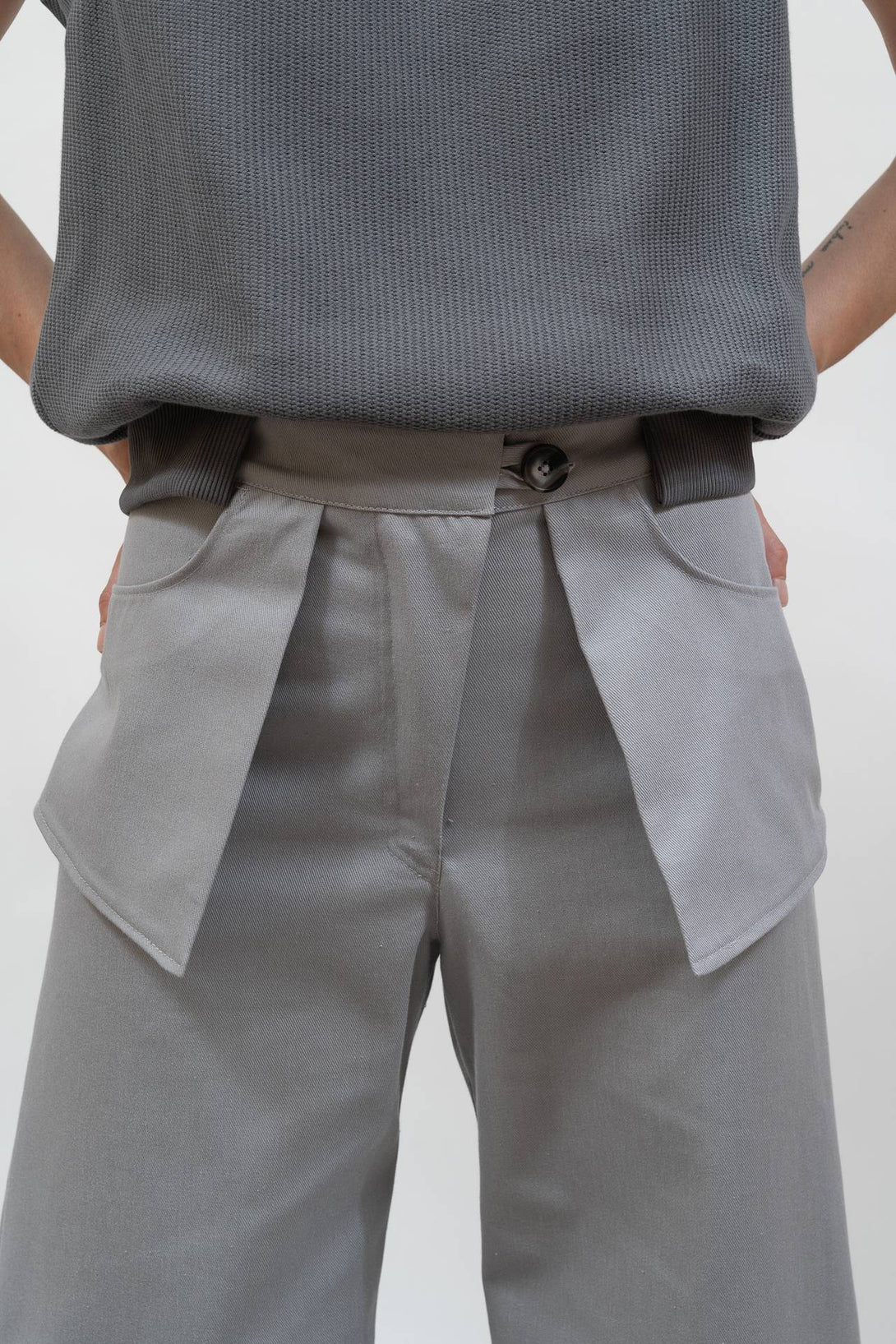 Pantalón bolsillo flotante gris-Elisa Muresan