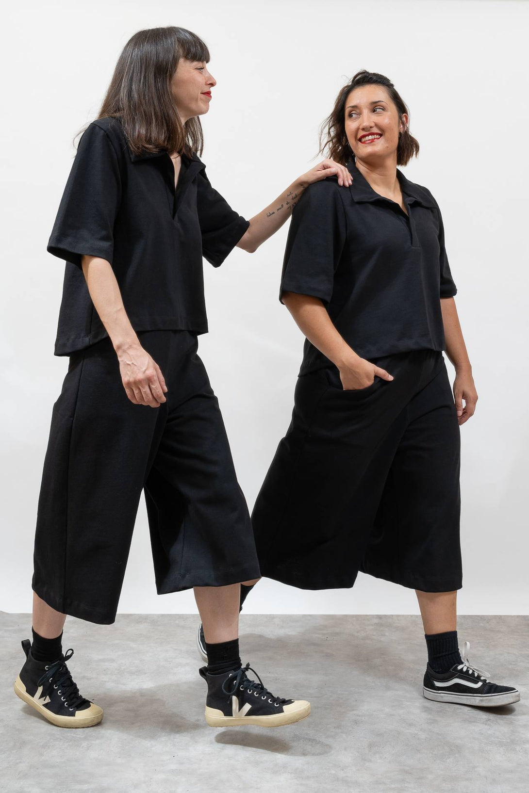 Polo crop Carey negro-Elisa Muresan