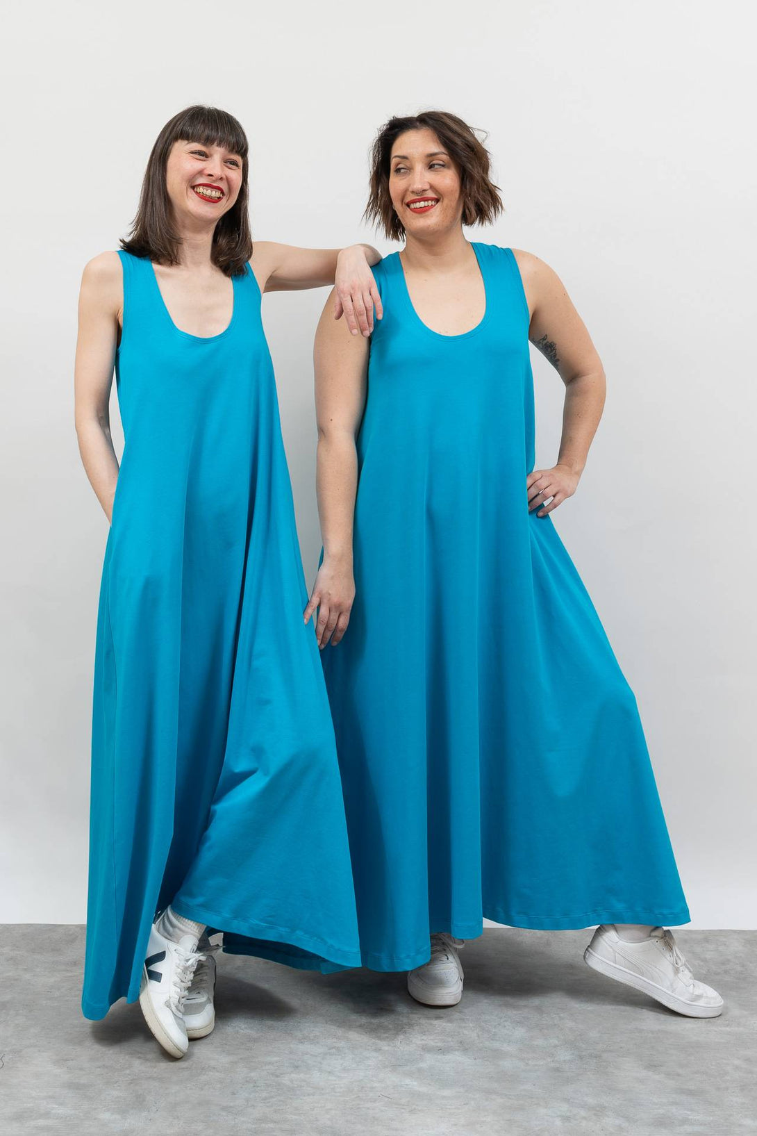 Vestido capa escote redondo azul-Elisa Muresan