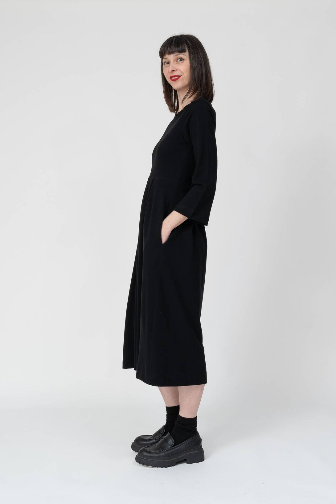 Vestido con pinzas negro-Elisa Muresan