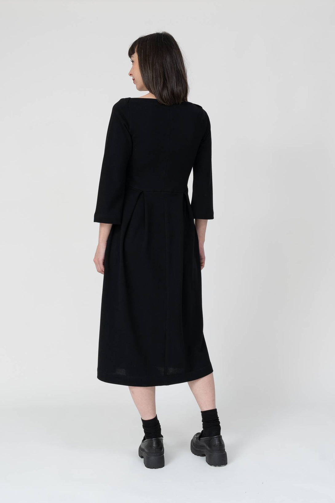 Vestido con pinzas negro-Elisa Muresan