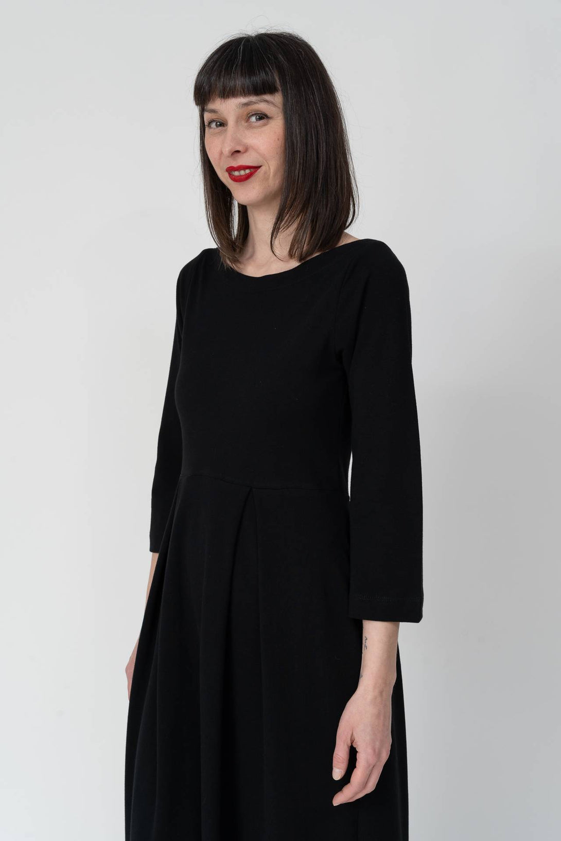 Vestido con pinzas negro-Elisa Muresan