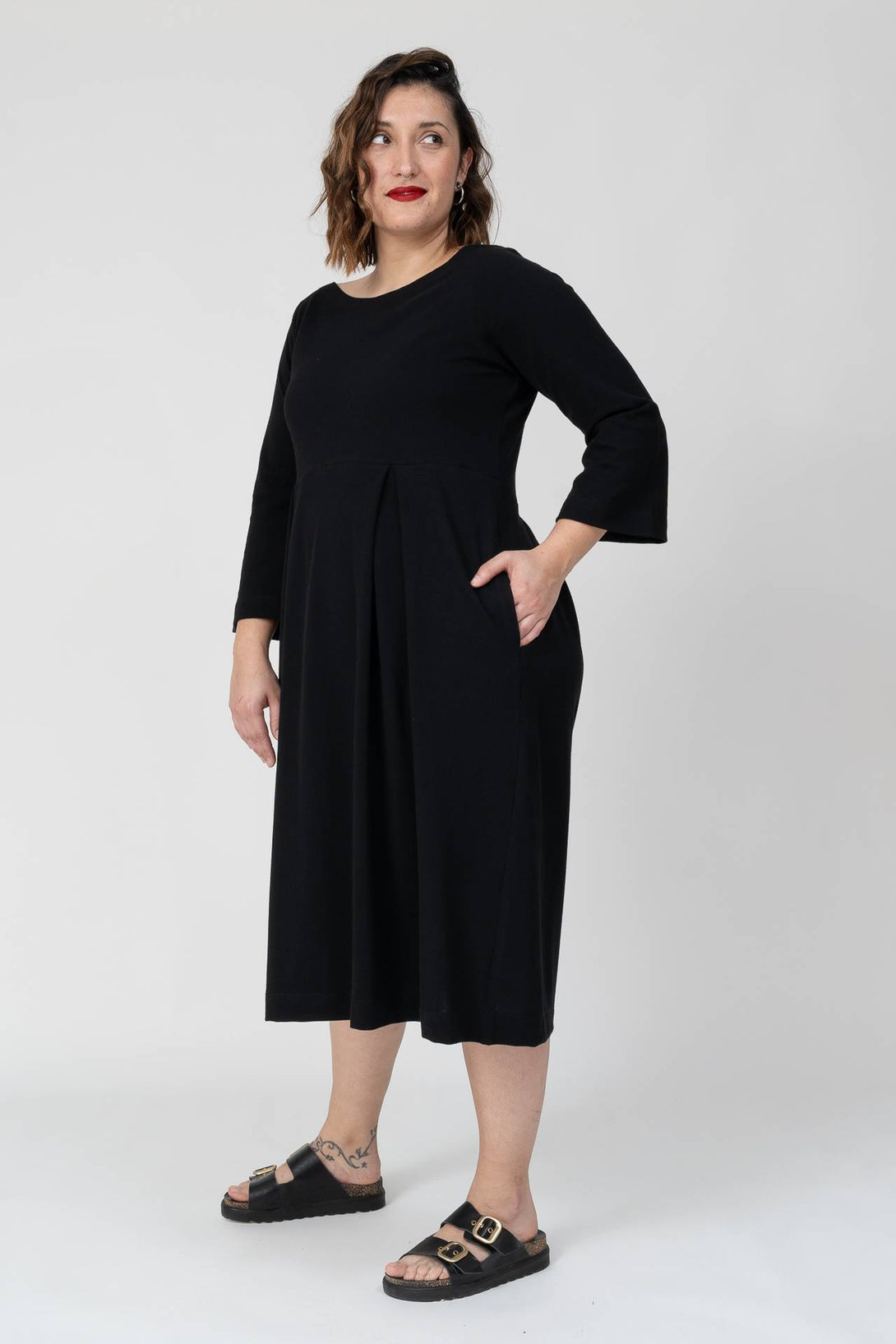 Vestido con pinzas negro-Elisa Muresan