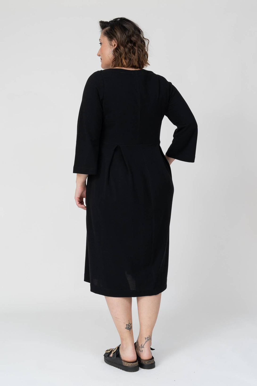Vestido con pinzas negro-Elisa Muresan