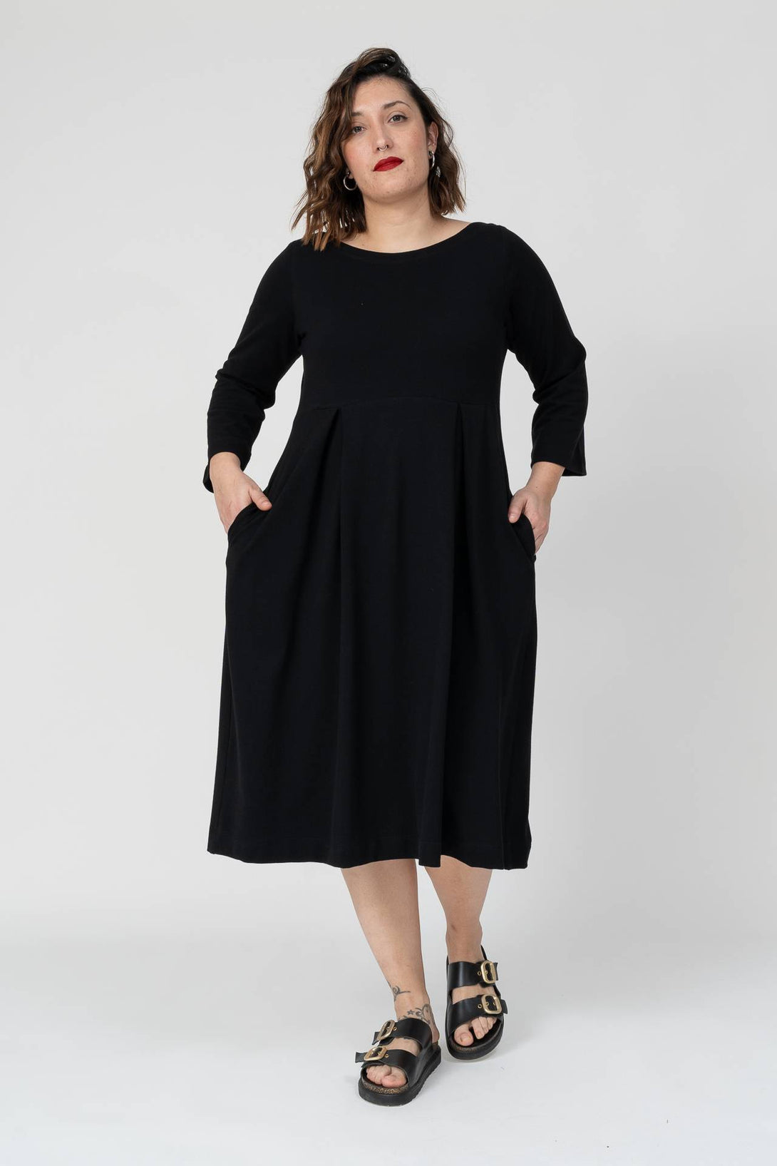 Vestido con pinzas negro-Elisa Muresan