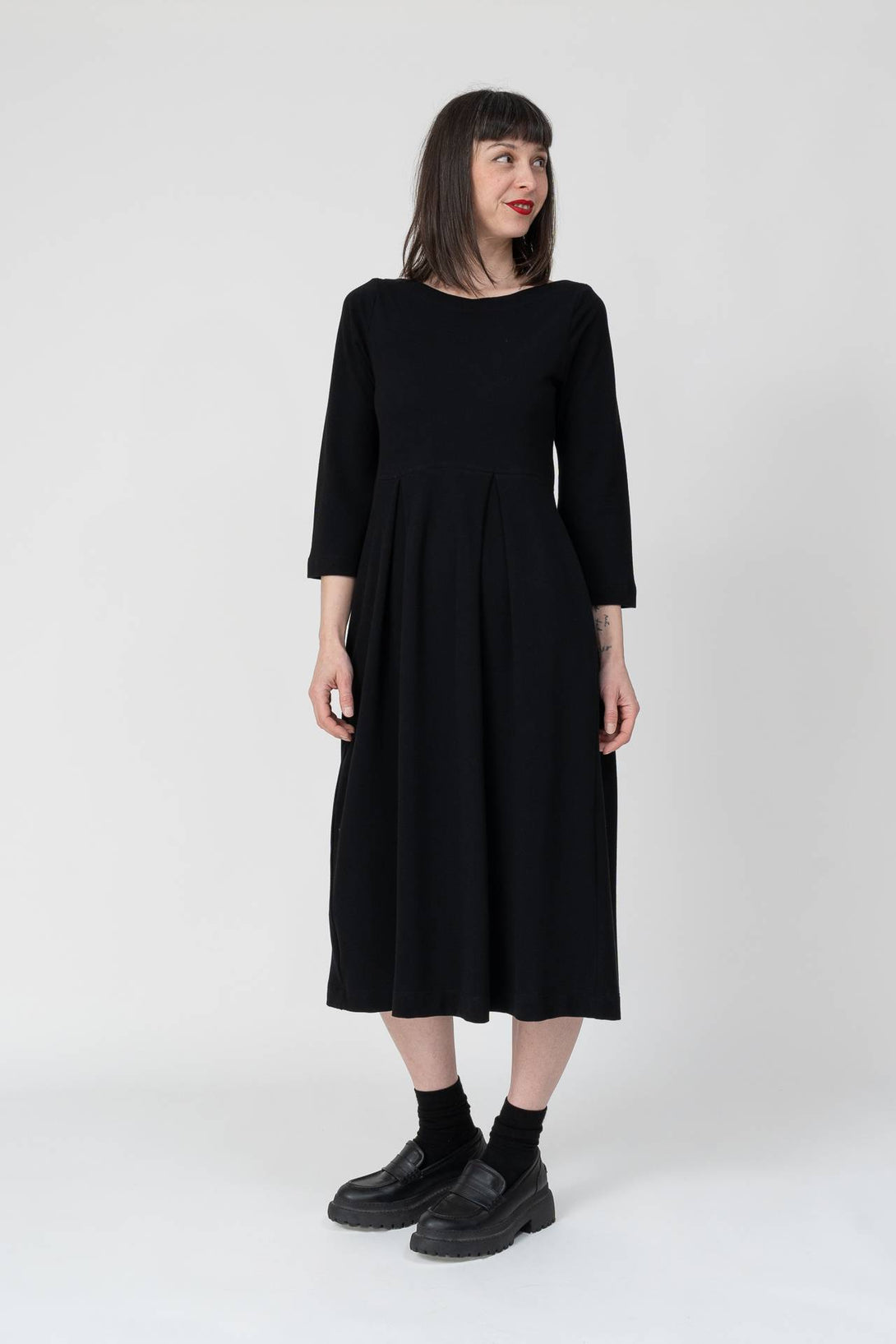 Vestido con pinzas negro-Elisa Muresan