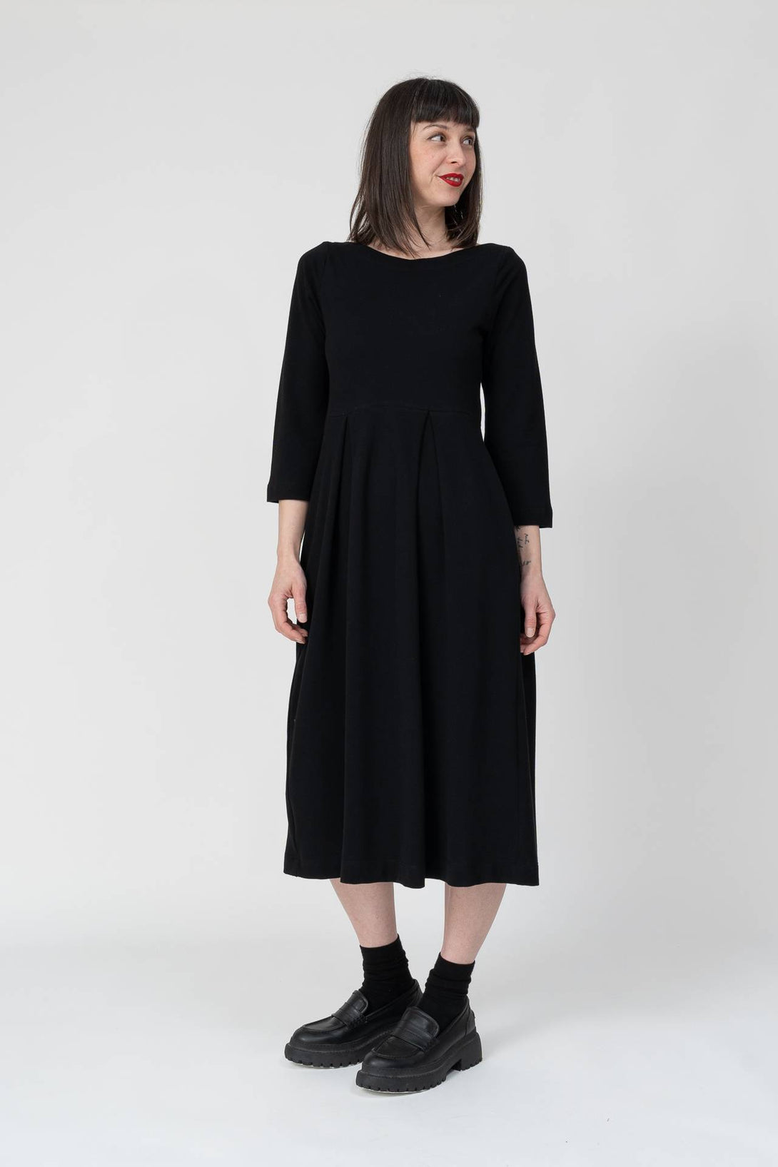 Vestido con pinzas negro-Elisa Muresan