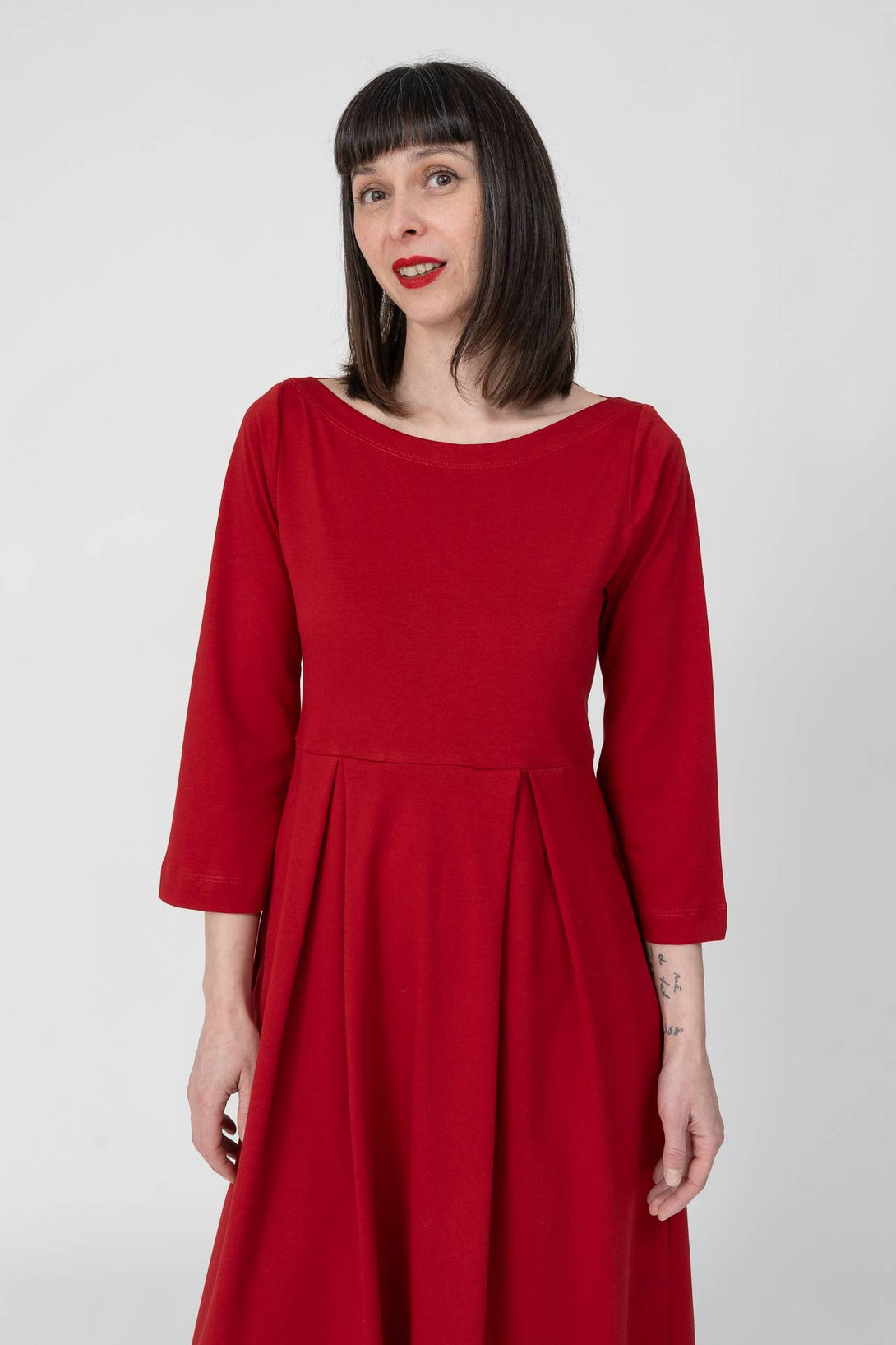 Vestido con pinzas rojo-Elisa Muresan