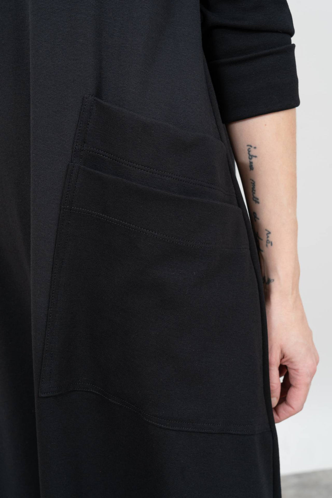 Vestido doble bolsillo negro-Elisa Muresan