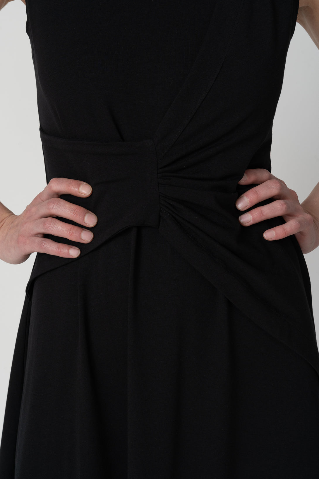 Vestido drapeado negro-Elisa Muresan