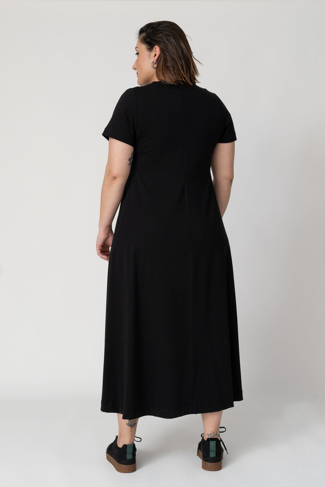 Vestido pestaña lateral negro-Elisa Muresan
